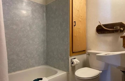Wisdom Cabin | Comfortable lodging in the heart of the Big Hole Valley.