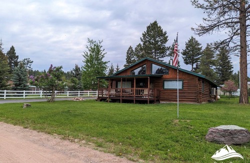 Seeley Lake Cabin | Comfortable Log Cabin w/AC ~ Downtown Seeley Lake!