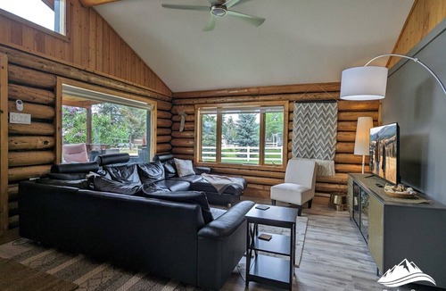 Seeley Lake Cabin | Comfortable Log Cabin w/AC ~ Downtown Seeley Lake!