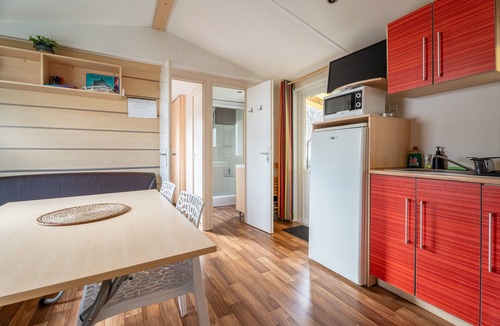 Boofzheim House | Comfortable Mobile Home B027 near Europa-Park with Private Terrace and Shared Garden