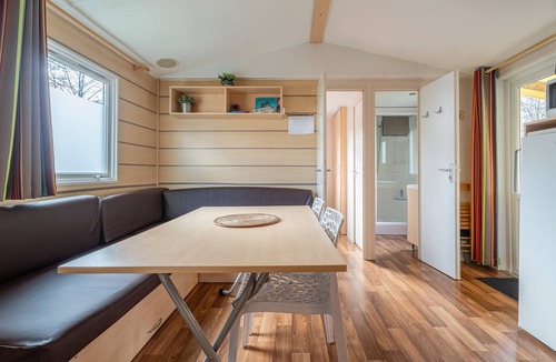 Boofzheim House | Comfortable Mobile Home B027 near Europa-Park with Private Terrace and Shared Garden