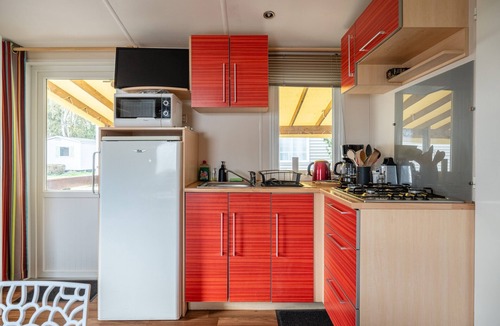 Boofzheim House | Comfortable Mobile Home B027 near Europa-Park with Private Terrace and Shared Garden