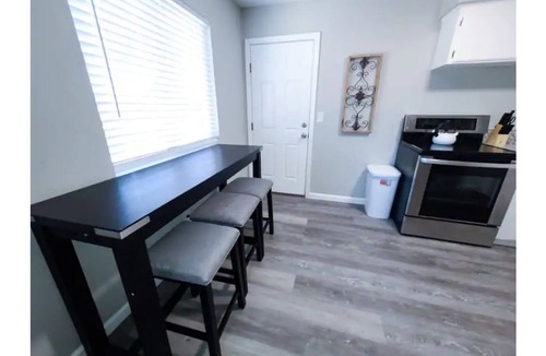 Clovis House | Comfortable Modern Duplex with Great Amenities