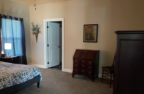 Pryor House | Comfortable Modern Duplex for Business or R&R