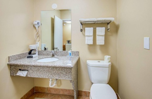 Ashland Hotel | Comfortable Oren Stay Near Ashland Vineyards & Winery | Two Rooms, Free Parking