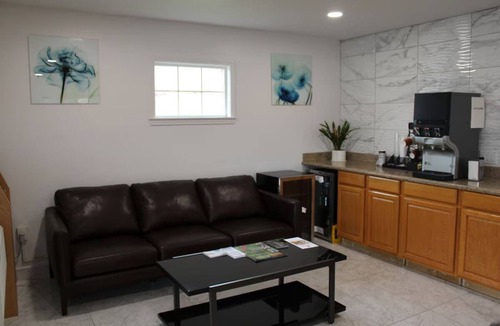 Ashland Hotel | Comfortable Oren Stay Near Ashland Vineyards & Winery | Two Rooms, Free Parking