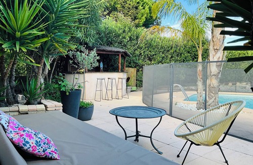 Sollies Pont Apartment | Comfortable outbuilding - rated 4 stars