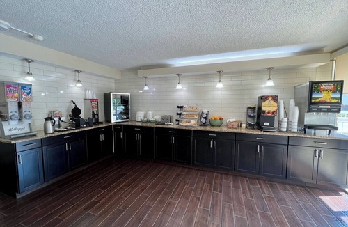 Charlottesville Hotel | Comfortable & Pet-Friendly Room Perfect for Budget Travelers in Charlottesville
