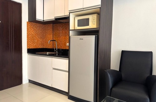 Pratumnak Hill Apartment | Comfortable Pool-View Studio with Balcony - Pratumnak, Pattaya