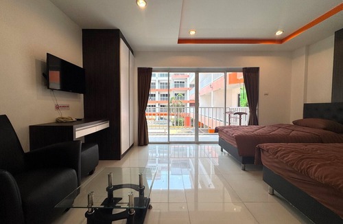 Pratumnak Hill Apartment | Comfortable Pool-View Studio with Balcony - Pratumnak, Pattaya