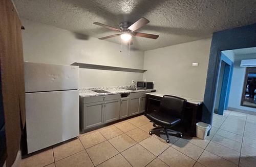 Merritt Island Hotel | Comfortable Private Queen Room w/Propane BBQ Near Major Merritt Island Spots