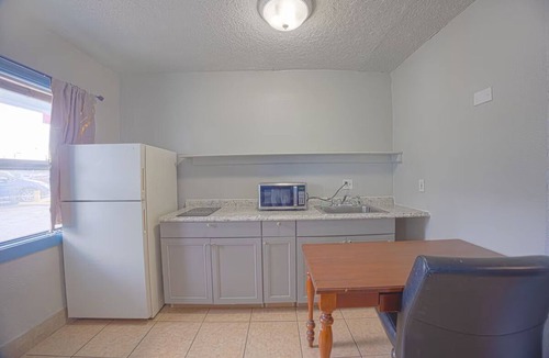 Merritt Island Hotel | Comfortable Private Queen Room w/Propane BBQ Near Major Merritt Island Spots