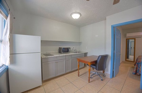 Merritt Island Hotel | Comfortable Private Queen Room w/Propane BBQ Near Major Merritt Island Spots