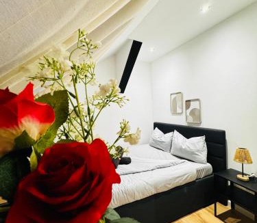 Liesing Apartment | Comfortable Private Rooms in a 5-Bedroom Apartment Close to the Train Station