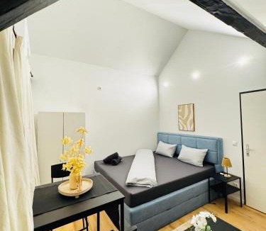 Liesing Apartment | Comfortable Private Rooms in a 5-Bedroom Apartment Close to the Train Station