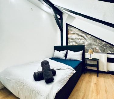 Liesing Apartment | Comfortable Private Rooms in a 5-Bedroom Apartment Close to the Train Station