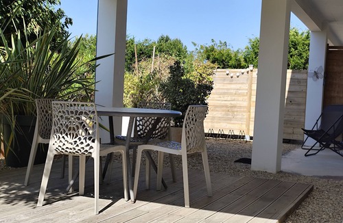 Vaux-sur-Mer Apartment | Comfortable, quiet "CôtéPlage" gîte-Covered terrace-Garden