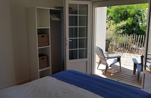 Vaux-sur-Mer Apartment | Comfortable, quiet "CôtéPlage" gîte-Covered terrace-Garden