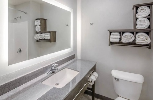 Redding Hotel | Comfortable Redding Stay Close to Parks, Trails & Local Attractions