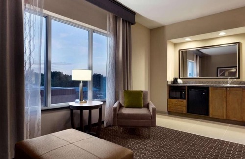 North Clayton Hotel | Comfortable Room a Short Drive from Missouri Botanical Gardens and Forest Park