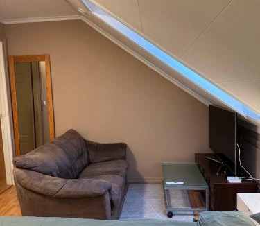 Osoyro House | Comfortable room - Double bed - Private bathroom - Free parking - Shared kitchen - Bus stop and store 2 min walk