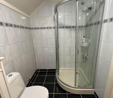 Osoyro House | Comfortable room - Double bed - Private bathroom - Free parking - Shared kitchen - Bus stop and store 2 min walk