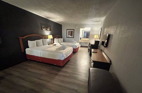 Mattoon Hotel | Comfortable Room Near Meadowview Golf Course – 4.3 miles away + Free Breakfast