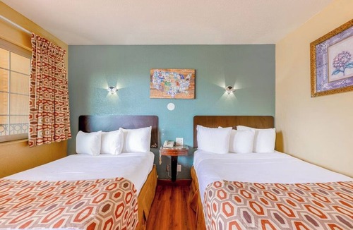 Loma Alta Hotel | Comfortable Room Perfect for Beachgoers in Oceanside