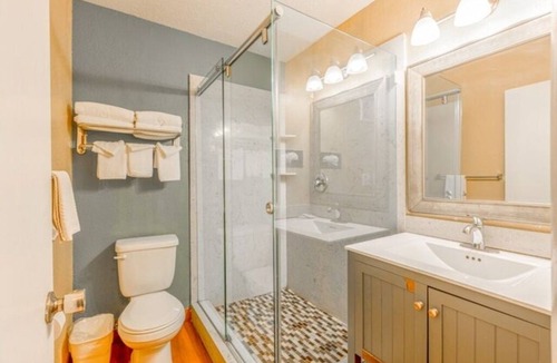 Loma Alta Hotel | Comfortable Room Perfect for Beachgoers in Oceanside