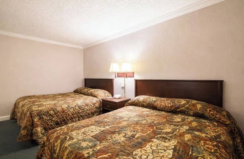Huntsville Hotel | Comfortable Room Near US-72 in Huntsville | Free Parking for Easy Travel