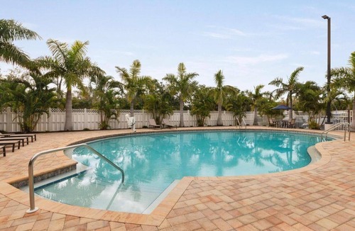 Sarasota Hotel | Comfortable Room w/Free Breakfast, Pool & Pet-Friendly Near Beaches