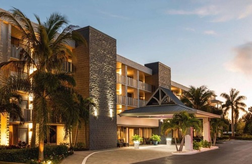 Sarasota Hotel | Comfortable Room w/Free Breakfast, Pool & Pet-Friendly Near Beaches