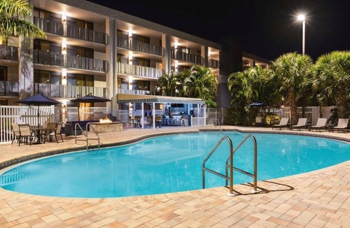 Sarasota Hotel | Comfortable Room w/Free Breakfast, Pool & Pet-Friendly Near Beaches