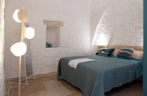 Terlizzi Bed & Breakfast | Comfortable room with private bathroom and sitting area
