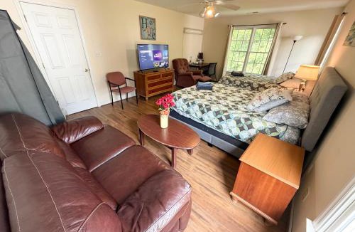 Chapel Hill House | Comfortable Rooms in A Single Family House in Chapel Hill near UNC Duke RTP, with Massage Chair