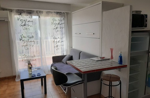 Sausset-les-Pins Apartment | Comfortable, serene studio in residence, swimming pool, tennis court, private parking, terrace.