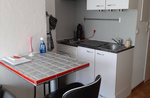 Sausset-les-Pins Apartment | Comfortable, serene studio in residence, swimming pool, tennis court, private parking, terrace.