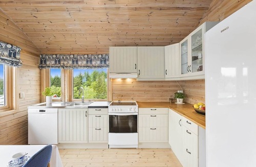 Austrheim House | Comfortable seaside holiday home – optional boat