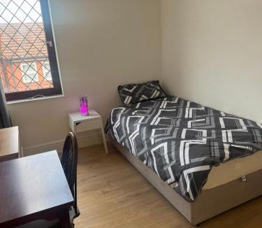 Derby House | Comfortable Single Rooms Near Derby City Centre