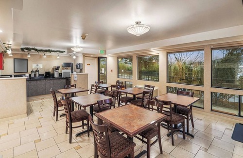 Renton Hotel | Comfortable Space for Travelers Exploring Pike Place Market & More