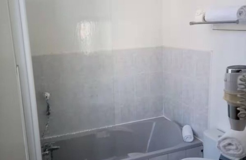 Digne-les-Bains Hotel | Comfortable Stay with Free Parking! Close to Terain de pétanque