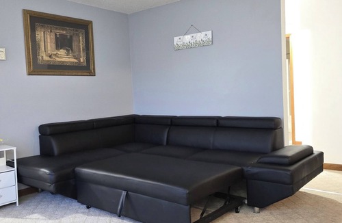 North Tonawanda House | Comfortable Stay Near Niagara Falls, Airport & Shopping Outlets