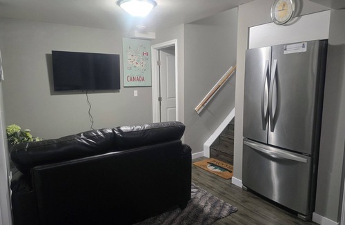 Evanston House | Comfortable Stay Evanston NW, Near Calgary YYC, Highways, Shopping & Parks