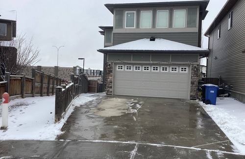 Evanston House | Comfortable Stay Evanston NW, Near Calgary YYC, Highways, Shopping & Parks
