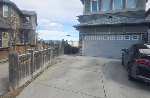 Evanston House | Comfortable Stay Evanston NW, Near Calgary YYC, Highways, Shopping & Parks