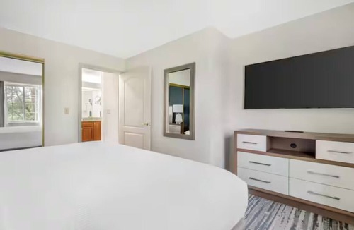 Mishawaka Hotel | Comfortable Stay for Large Families in 2 Spacious Suites w/Kitchenette