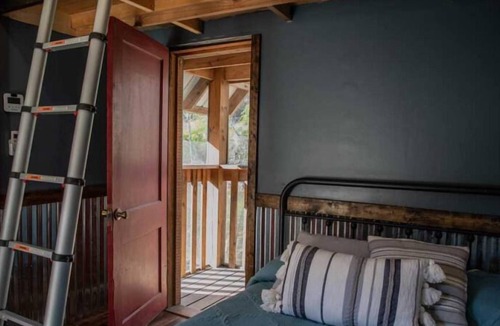 Saluda Cabin | Comfortable Stay! Free Parking, Pet-Friendly Accommodation!