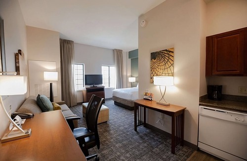 Highlands - Perkins Hotel | Comfortable Stay in Louisiana! Pets Allowed, Pool, Free Breakfast, Free Parking!