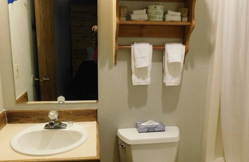 Packwood Hotel | Comfortable Stay w/Free Parking | Skate Creek Park - 1.6 miles away