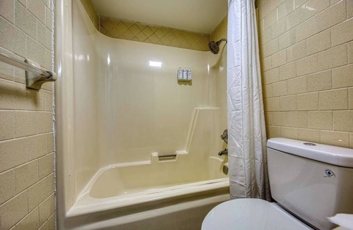 Revelo Hotel | Comfortable Stay w/Free Breakfast, Pool, Near McCreary Museum & Trails